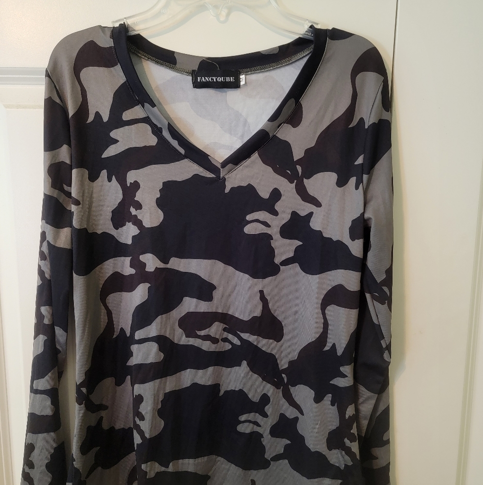 Medium sized, Fancyqube long-sleeved camo shirt